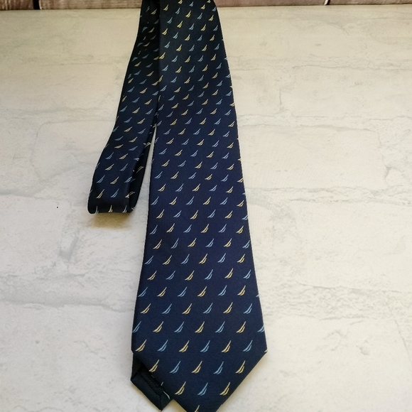 NAUTICA MENS TIE NAVY BLUE WITH BLUE AND GOLD NAUTICA LOGOS 3.5 X 60 - Picture 3 of 8